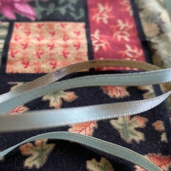 VINTAGE * small FACETED Cut GLASS SNOWFLAKE light BLUE RIBBON NECKLACE * Hippy - Picture 5 of 6